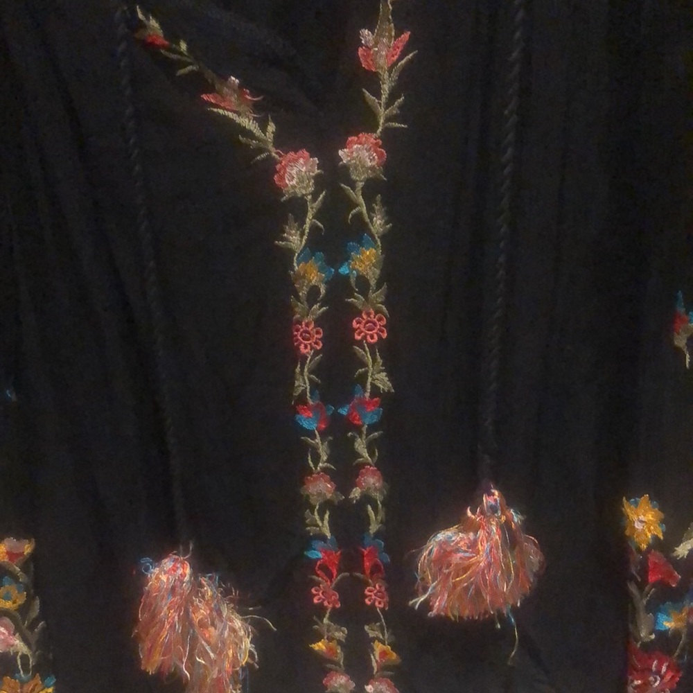 Vintage Maeve (Anthropology) bohemian top with beautiful embroidery.